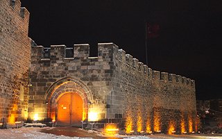 Erzurum Kalesi ve Saat Kulesi ışıklandırıldı