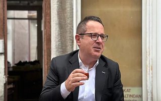 Elmalı sponsorluğunda köylü çocukların tiyatro keyfi