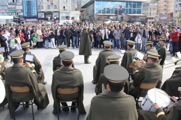 Askeri bandodan 'oyun havası' ziyafeti