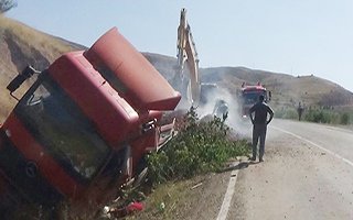 Devrilen TIR'ın arka tekerlekleri yandı 