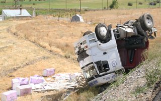 Yoldan çıkan Tır şarampole uçtu