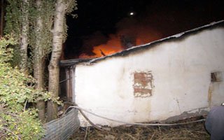 İki ev yanarak kül oldu