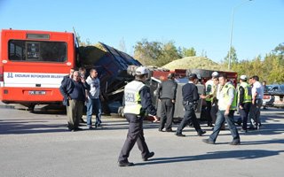 Saman yüklü traktör otobüse çarptı