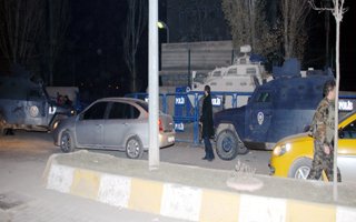 Polis Karakoluna bombalı saldırı