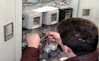 Elektriği kesmeyince yargıya çarpıldılar