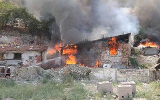 Köylüler cinayet zanlısının evini yaktılar