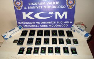 Polisten kaçak sigara-telefon operasyonu