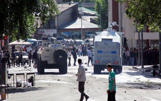 Erzurum'da banka ve PTT şubesini yaktılar