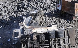 Teröristler Tekman'da iş makinelerini yaktı