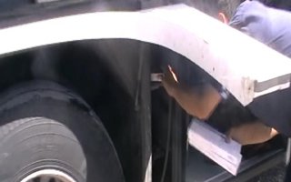 Hem yolcu hem de sigara taşıyan otobüs
