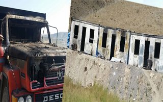 PKK'lılar Tekman'da iş makinelerini yaktı