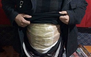 Vücuduna sardığı eroinle yakalandı