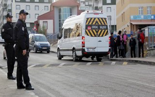 Erzurum polisinden okul önlerinde uygulama