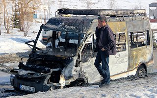 Kaza sonrası yolcu minibüsü alev alev yandı 