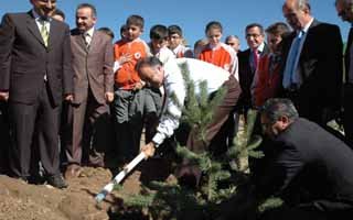 Vali ve Öğrenciler Tabyaları ağaçlandırdı