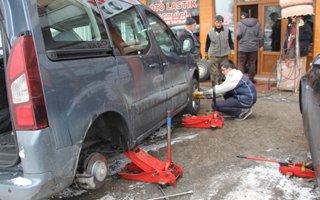 Erzurum'da oto lastikçilerinin kar mesaisi