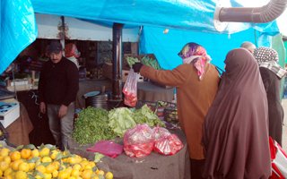 Kar yağışı ve soğuk pazarcıları vurdu