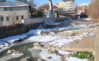 Aşırı soğuklardan Oltu çayı buz tuttu