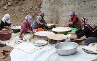 Köylü kadınlar kışlık makarna yapıyor