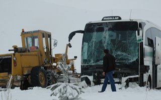 Kar küreme aracı ile otobüs çarpıştı