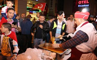 Erzurum'da nöbet tutanlara çorba dağıtıldı