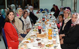 Vali'nin eşi şehit aileleri ile iftarda buluştu