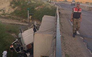 Erzurum’da Tır köprüden uçtu: 1 yaralı