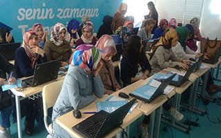 Erzurumlu kadınlar internet kullanımını öğrendi