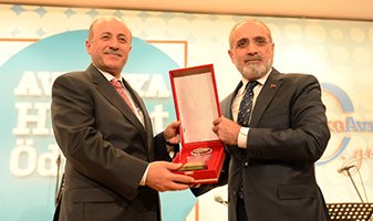 Vali Seyfettin Azizoğlu ödülünü aldı