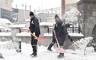 Yakutiye Belediyesi karla mücadele ediyor