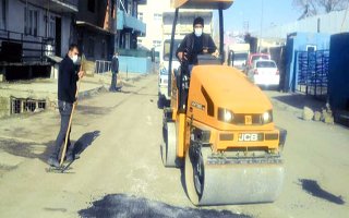 Pasinler Belediyesi bozuk yolları onarıyor