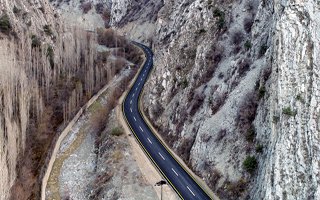 Büyükşehir Uzundere ilçesinde yollar yapıyor