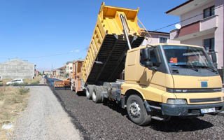 Aziziye'de yeni yollar asfaltlanıyor