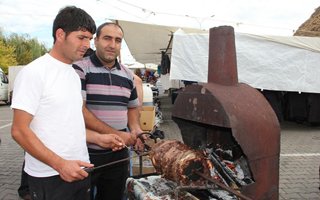 Oltu cağ kebabı pazarda tanıtılıyor