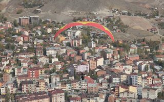 Oltu'ya paraşütle bayram ziyareti!