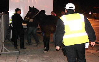 Polis kement atıp, nöbet tuttu 