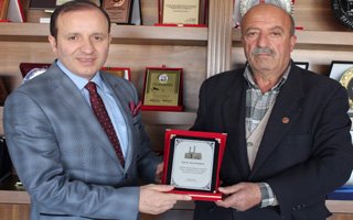 Başkan Küçükler'e hizmet plaketi