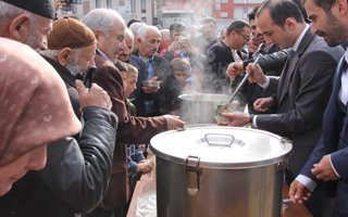 Genç MÜSİAD vatandaşa aşure dağıttı