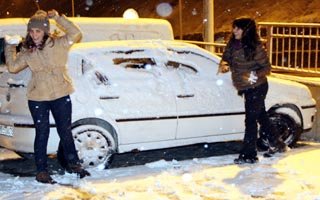 Erzurum'un bazı bölgelerine kar yağdı