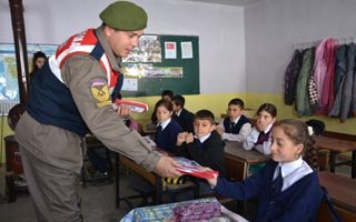 Şenkaya Jandarma'dan eğitime destek