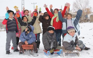 Erzurum'da kar yağışı okulları tatil ettirdi