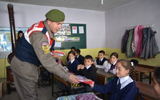 Vali'den yardımsever askerlere ödül!