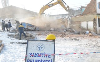 Yakutiye Belediyesi metruk binaları yıkıyor
