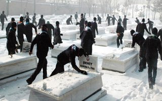 İzciler dedelerinin mezarlarını temizledi