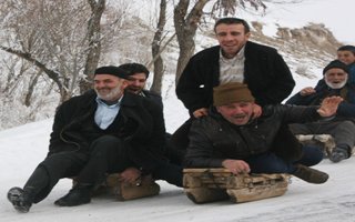 Erzurum'da 70'lik dedelerin kızak keyfi