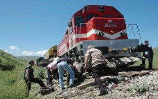 Trenin çarptığı kadın hayatını kaybetti