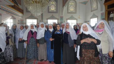 Oltu'da camiler bayanlarla dolup taşıyor