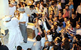 Erzurum'da bedava dondurma izdihamı