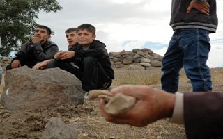 Erzurum kalesine tehlikeli tırmanış!