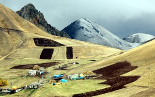 Erzurum'un yüksek kesimlerine kar yağdı
